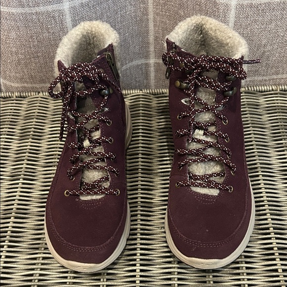 Skechers On The Gi Women's Glacial Lace-Up Size 8 Boots - Picture 1 of 6